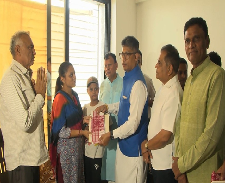 આસામના મંત્રી સુરતમાં પહલગામ આતંકી હુમલાના મૃતકના પરિવારને મળ્યા