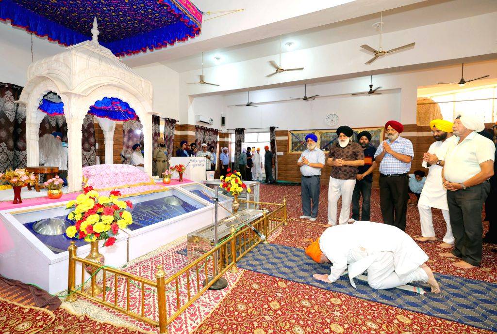 દેશ તમારી સાથે ખડકની જેમ ઉભો છે...