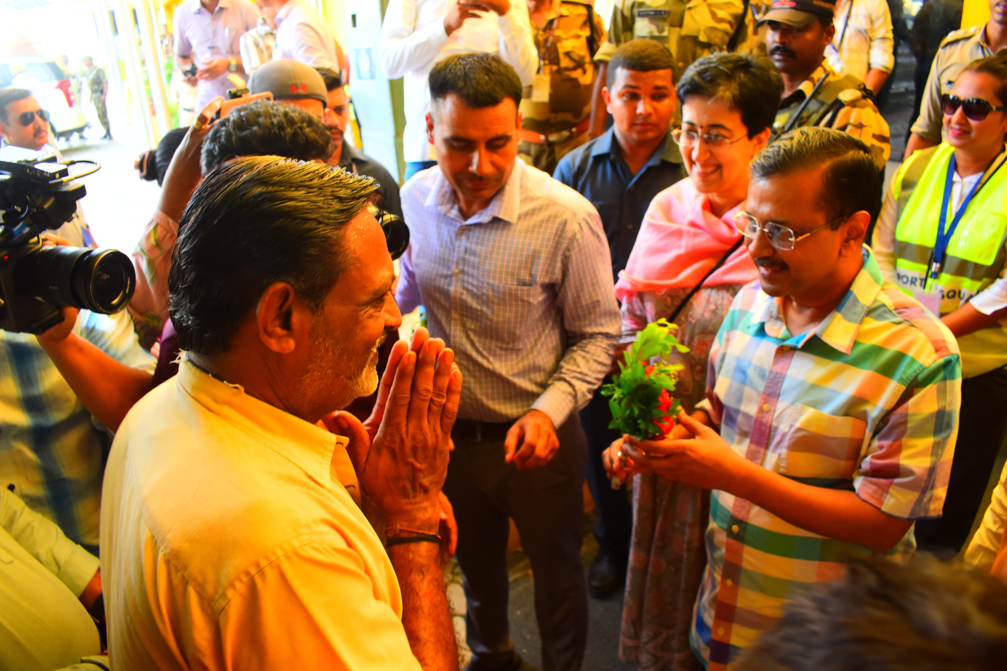 અરવિંદ કેજરીવાલનું દીવ એરપોર્ટ પર સ્વાગત