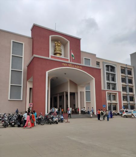 કોર્ટ પરિસરમાં તણાવ