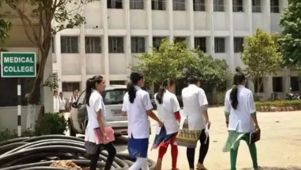 ગુજરાતની મેડિકલ કોલેજોમાંથી ડોક્ટર બનવું થયું વધુ મોંઘુ!