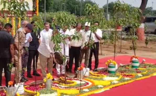 સચિવાલયના  પ્રાંગણમાં માતૃવન વન કવચનાં નિર્માણની શરૂઆત