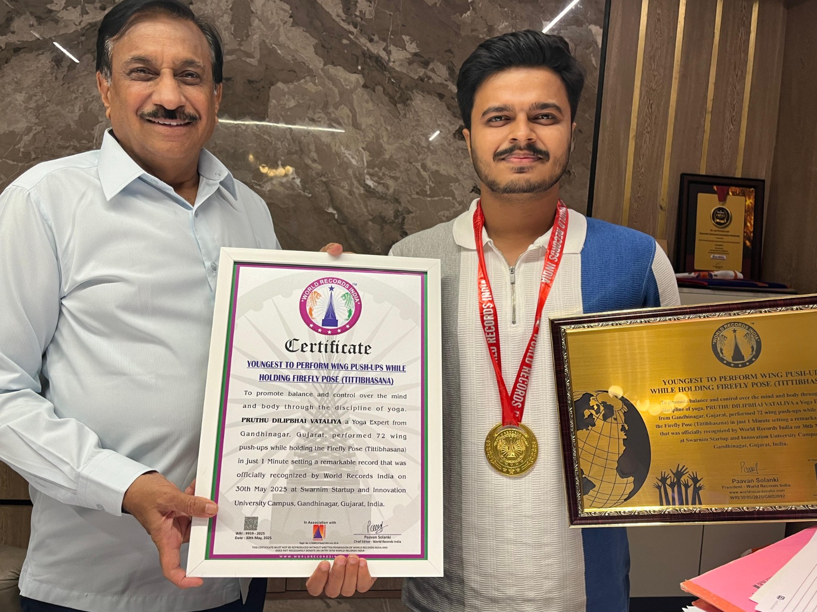 એડવાન્સ્ડ ફાયરફ્લાય પોઝમાં વર્લ્ડ રેકોર્ડ