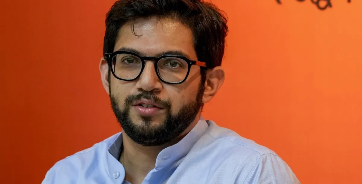 મુંબઈ લોકલ ટ્રેન અકસ્માત પછી આદિત્ય ઠાકરેએ રેલ્વેમંત્રી પર કટાક્ષ