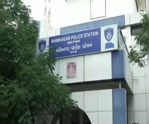 જીસ થાલી મેં ખાયા ઉસી મે છેદ કીયા