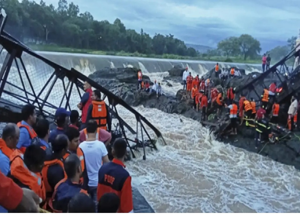 'મારા પરિવારનો પુનર્જન્મ થયો', અકસ્માત સમયે પુલ પર 150 થી 200 લોકો હતા