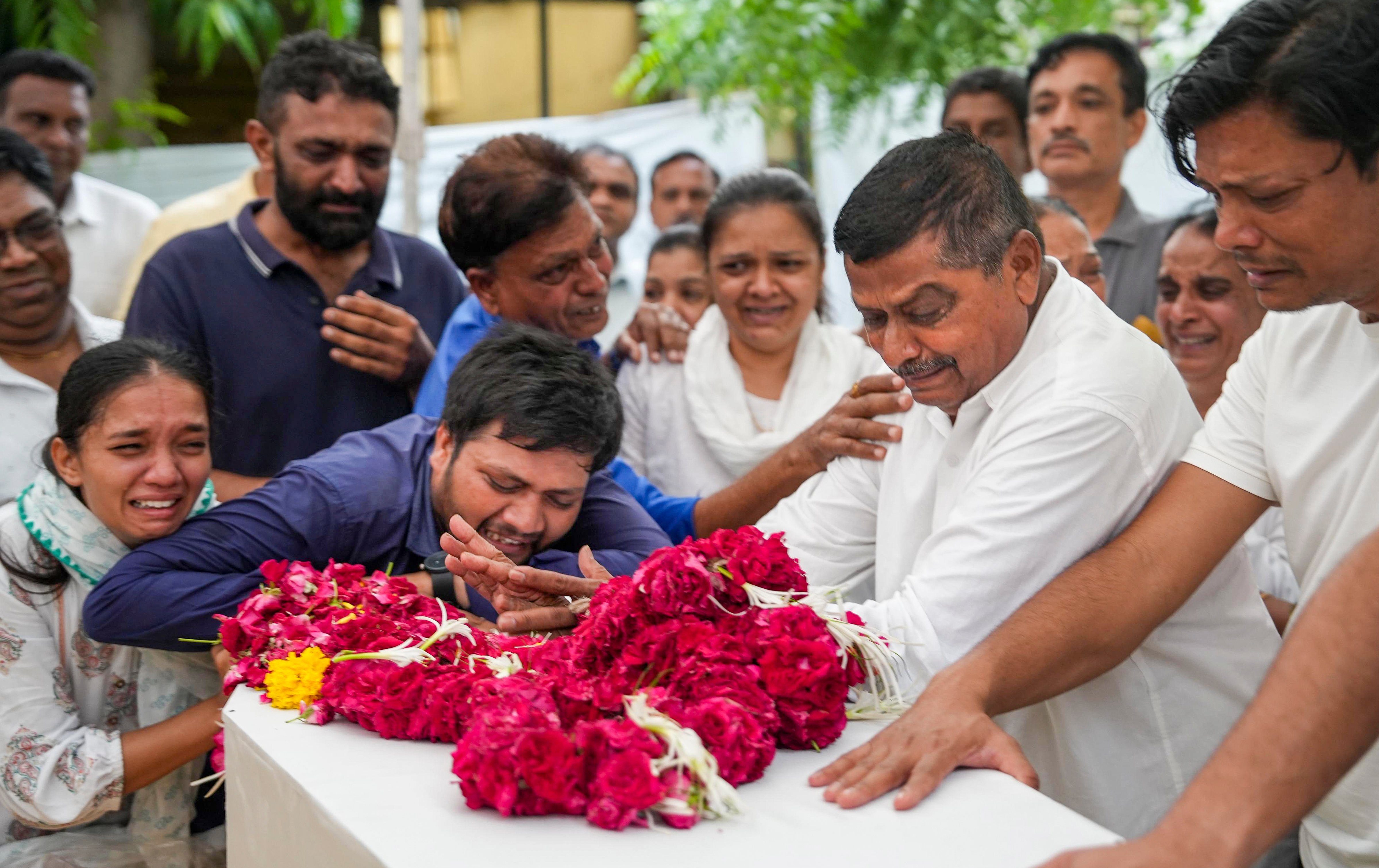 ઓળખ બાદ સ્વજનોને તેમના આપ્તજનોના મૃતદેહો સોંપવા કવાયત