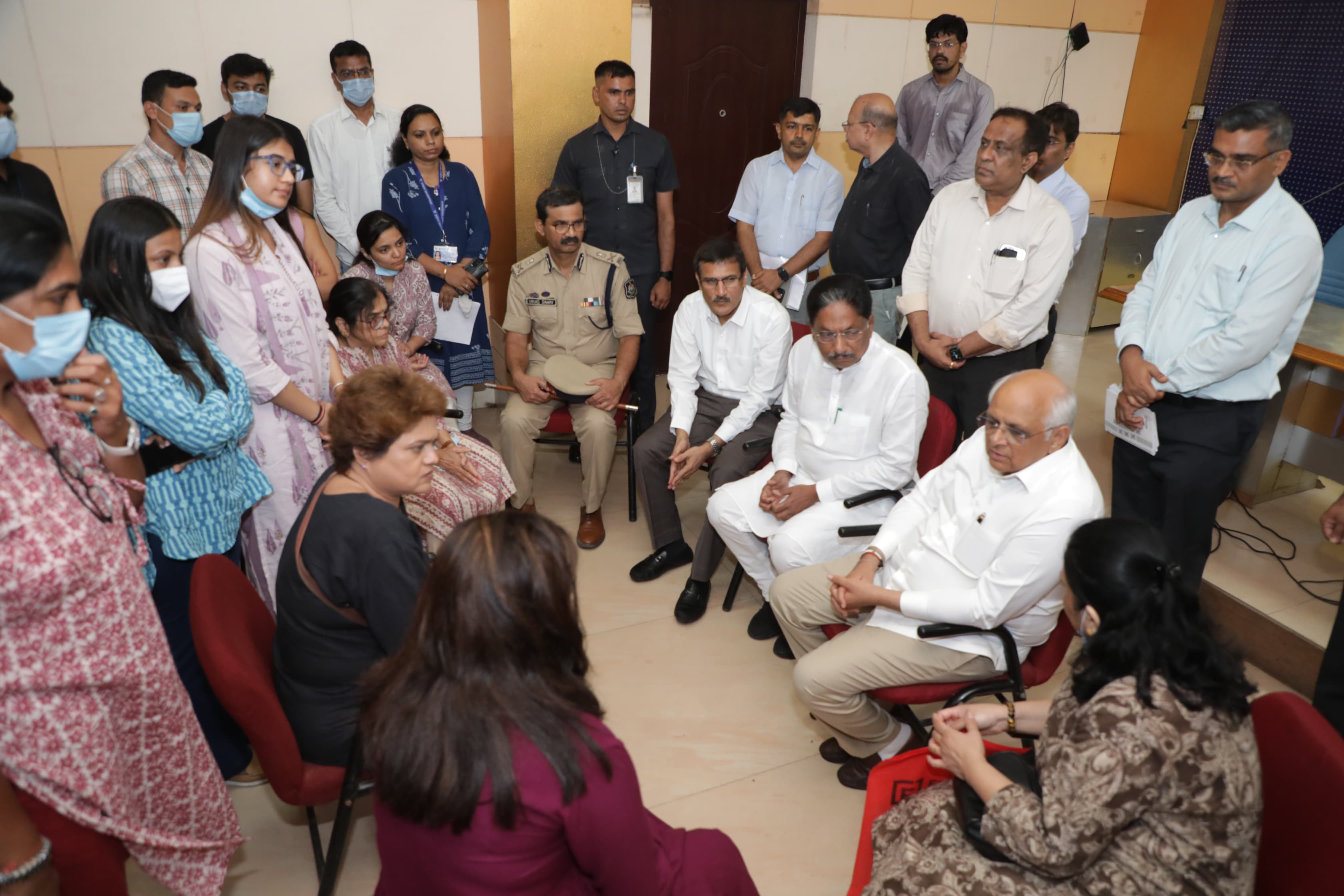 અમદાવાદ વિમાન દુર્ઘટનાના ઈજાગ્રસ્તો અને સ્વજનોને મળ્યા મુખ્યમંત્રી