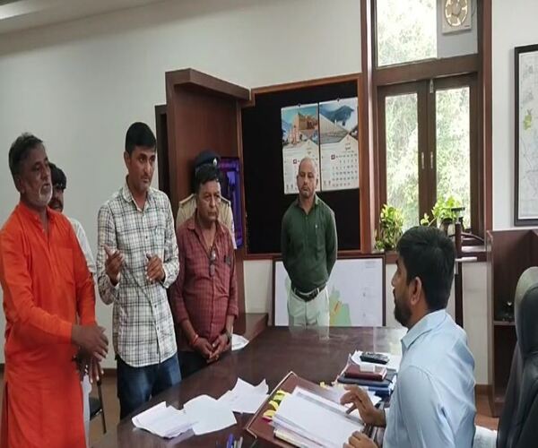 ખેતરનો રસ્તો રેલવે દ્વારા બંધ કરાતા ભારે હાલાકી