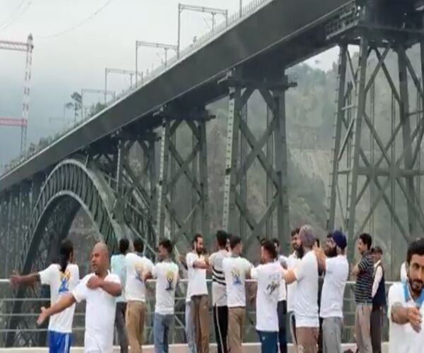 વિશ્વના સૌથી ઉંચા રેલ બ્રિજ પાસે યોગ દિવસની ઉજવણી