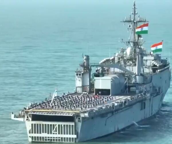 વિશાખાપટ્ટનમમાં નૌકાદળના જવાનોએ પરિવાર સાથે કર્યા યોગ