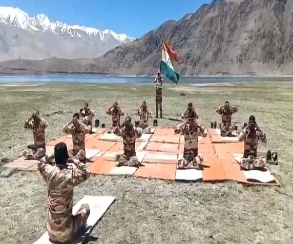 સરહદની સુરક્ષા સાથે યોગ દિવસની ઉજવણી