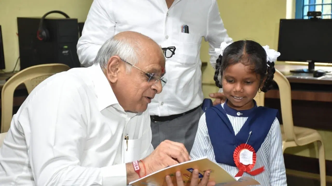 મંત્રીઓએ બાળકોને કરાવ્યો પ્રવેશોત્સવ