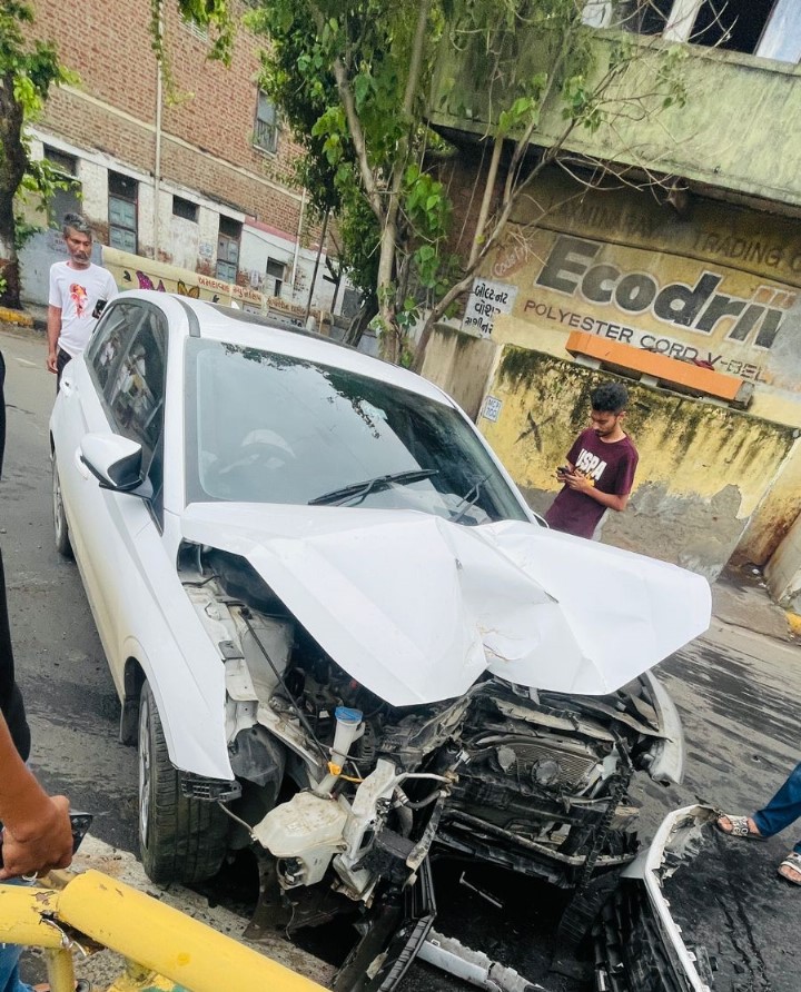 કાર ચાલકે મહિલાને મારી જોરદાર ટક્કર