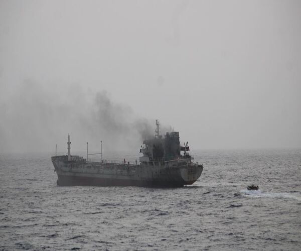 ઓમાન જતા જહાજમાં અચાનક આગ