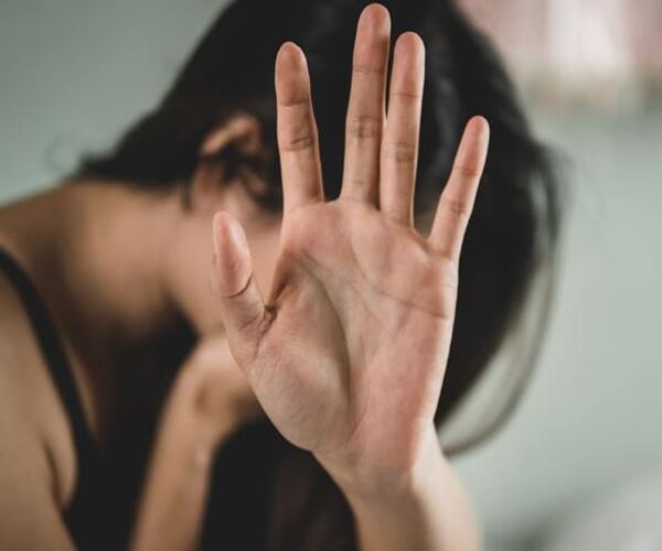 કુરિયર બોયના નામે દુષ્કર્મ