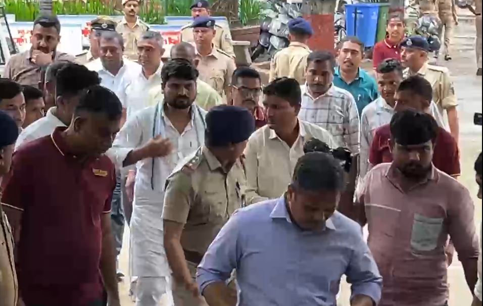 ચુસ્ત સુરક્ષા વ્યવસ્થા વચ્ચે રાજપીપળાથી વડોદરા લાવવામાં આવ્યા