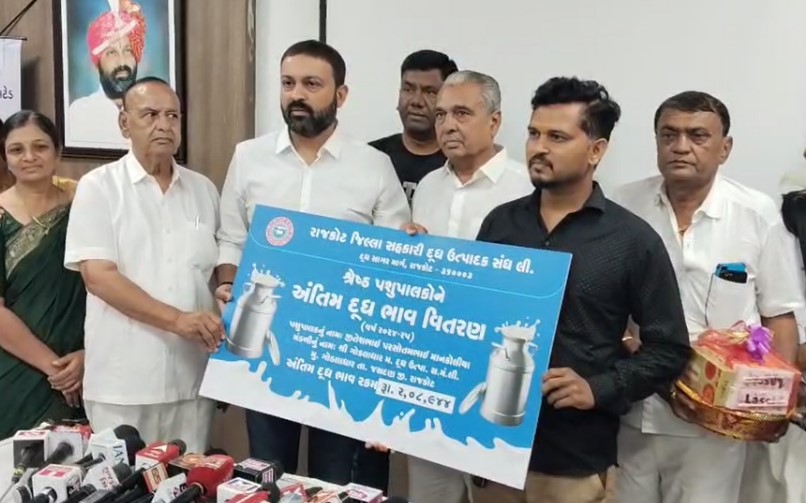 જયેશ રાદડિયાએ 60 કરોડ રૂપિયાના ચેકનું કર્યું વિતરણ