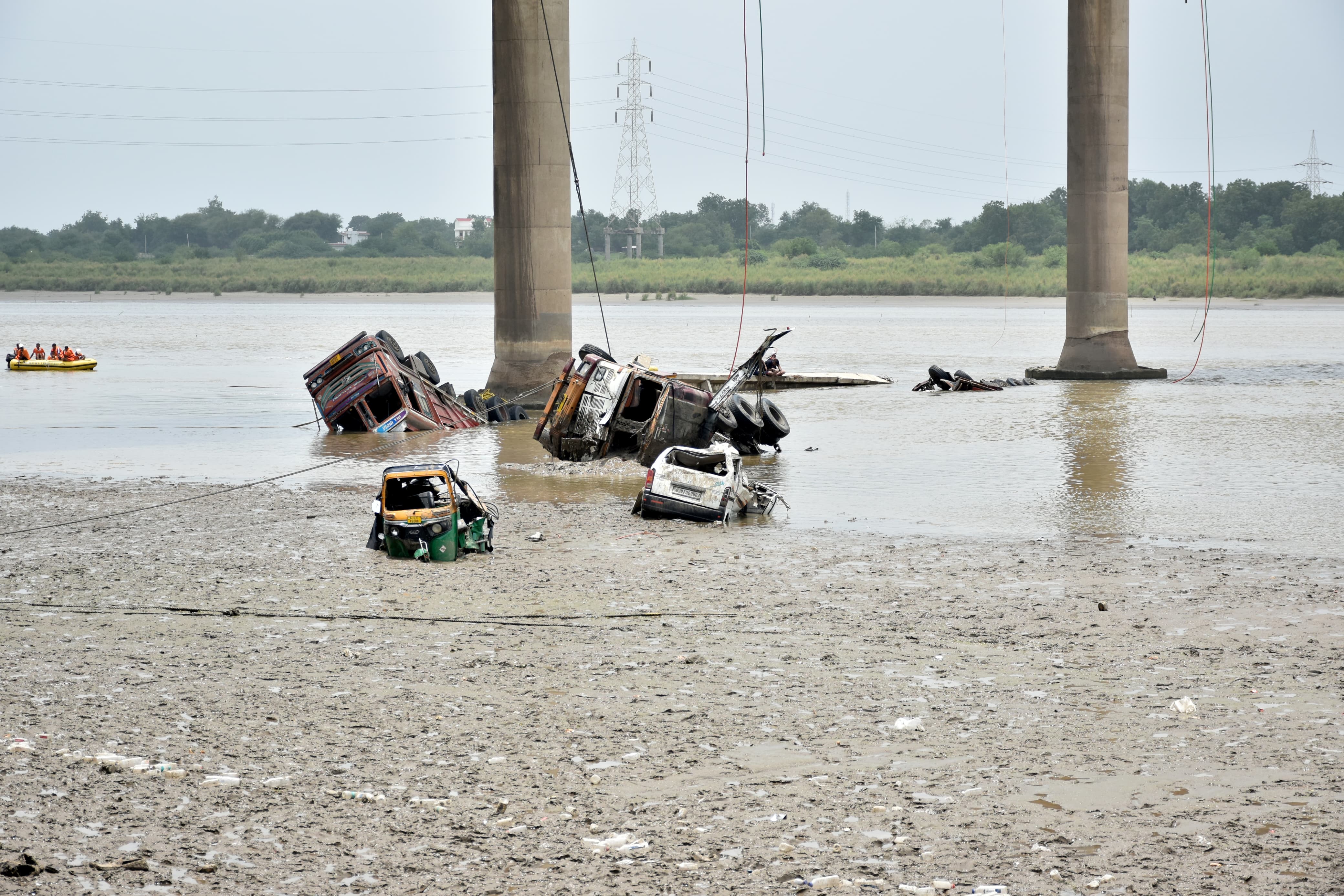 ગંભીરા બ્રિજ પરથી નદીમાં પડેલી  ટ્રક કાઢવા હવાઈ મદદ કેમ નહિ લીધી ?