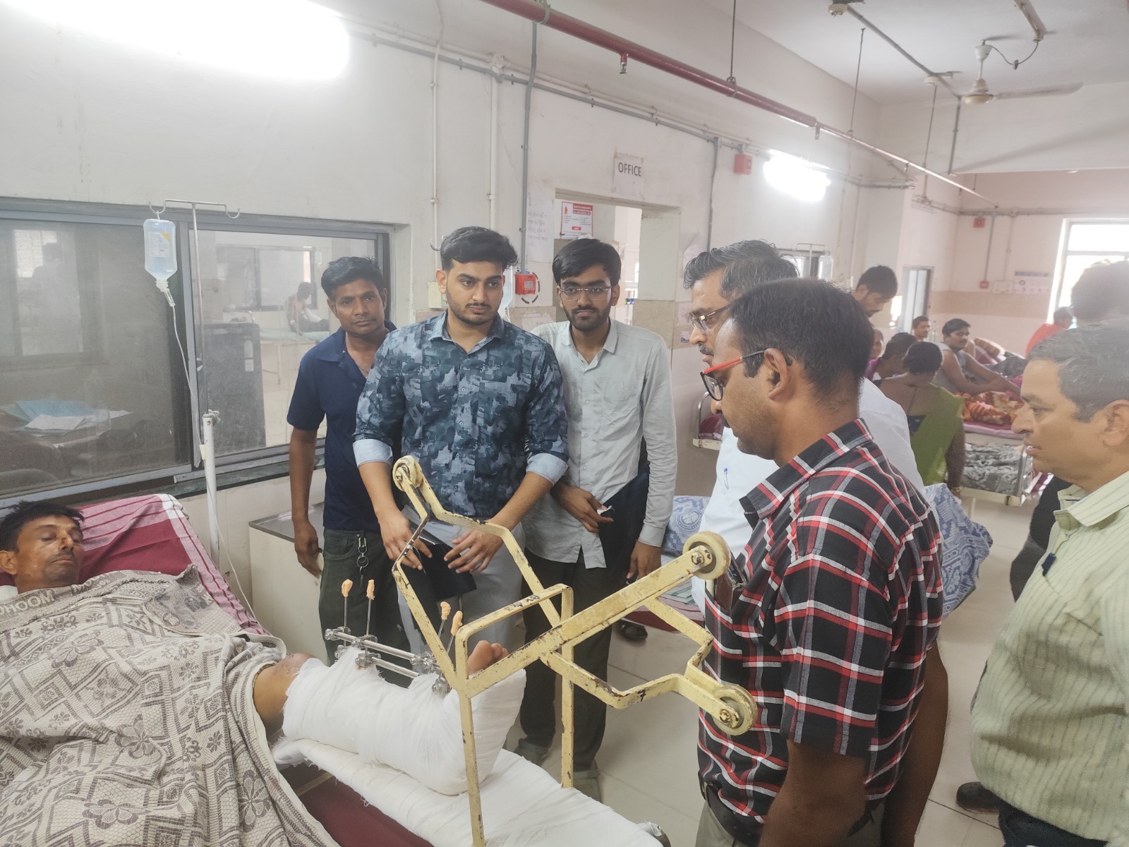 બ્રિજ પીડિતોની મુલાકાતે પ્રિન્સિપલ સેક્રેટરી ધનંજય દ્વિવેદી