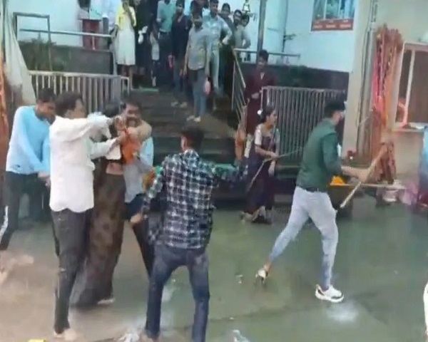 ખાટુ શ્યામ મંદિર - દુકાનદારોએ શ્રદ્ધાળુઓ પર વરસાવી લાઠીઓ...