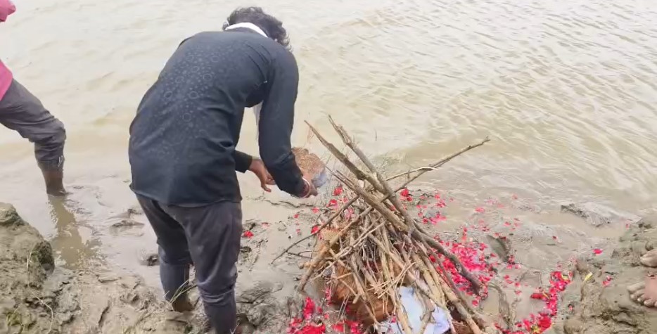 મૃતદેહને નહિ પૂતળાને અગ્નિદાહ આપવો પડ્યો