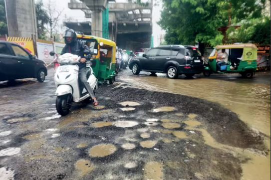 ખખડધજ રોડ બનાવતા કોન્ટ્રાક્ટરોને રાજ્યની 3 મનપાએ આપી નોટીસ