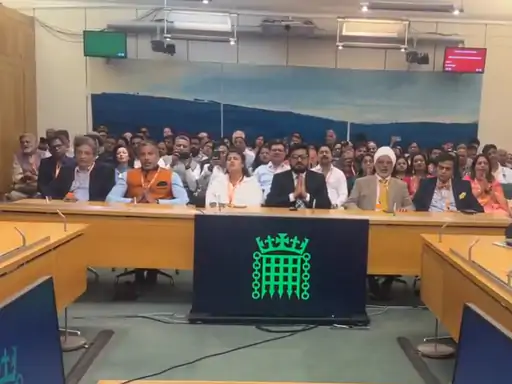 'ચિઠ્ઠી' કાઢવાવાળા બાબાએ બ્રિટિશ સંસદમાં ગવડાવી હનુમાન ચાલીસા