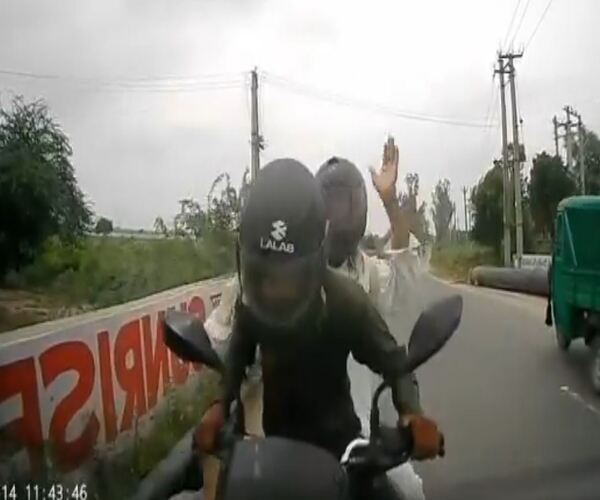 દીકરાએ બાઈકથી કારને ઠોકી