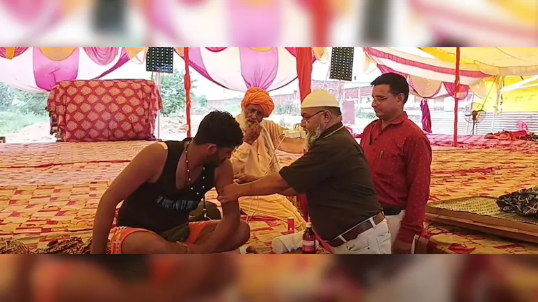 કાવડિયા શિવ ભક્તોની સેવા કરી રહ્યો છે મુસ્લિમ ડોક્ટર