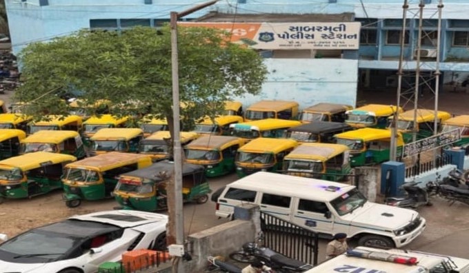 અમદાવાદમાં રિક્ષા ચાલકે આપી હડતાળની ચીમકી