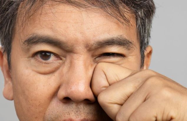 જો અવાર નવાર આંખો ફડકે છે તો આ વિટામીનની હશે ઉણપ