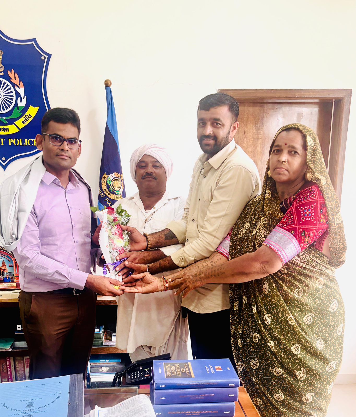 અમરેલી પોલીસ આવી ખેડુતના વ્હારે