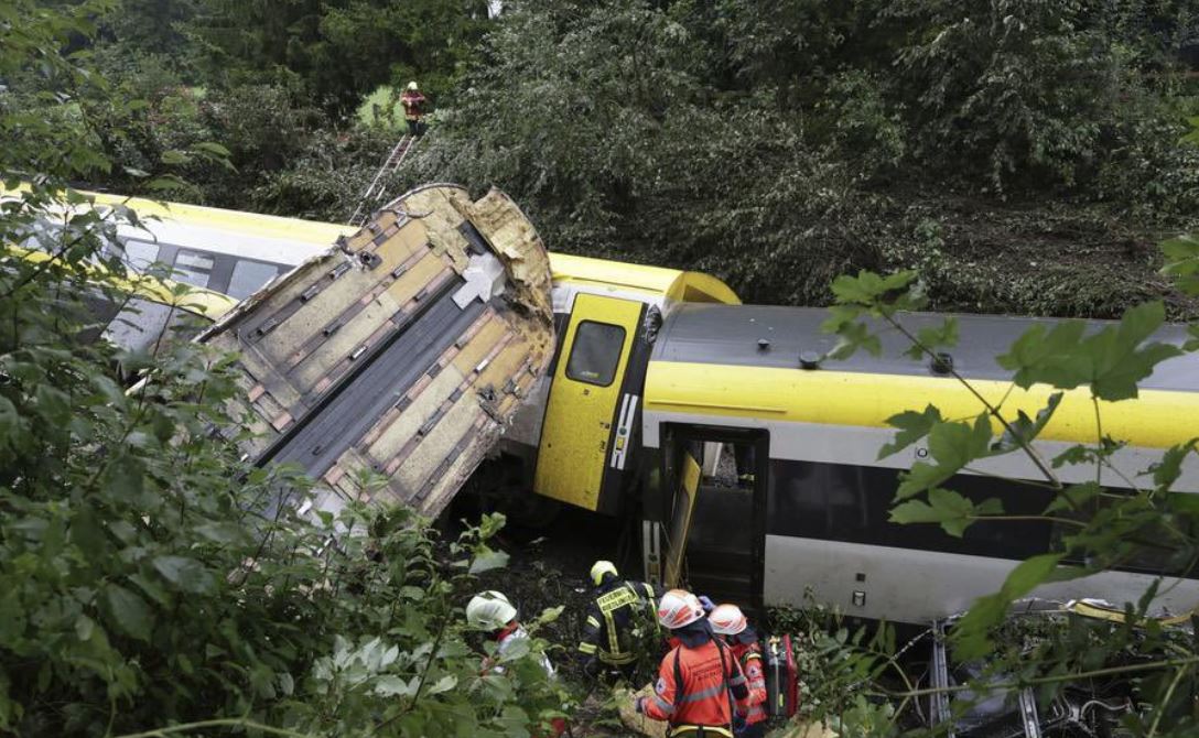 ભારે વરસાદ અને તોફાન વચ્ચે ટ્રેક પરથી ઉતરી ટ્રેન