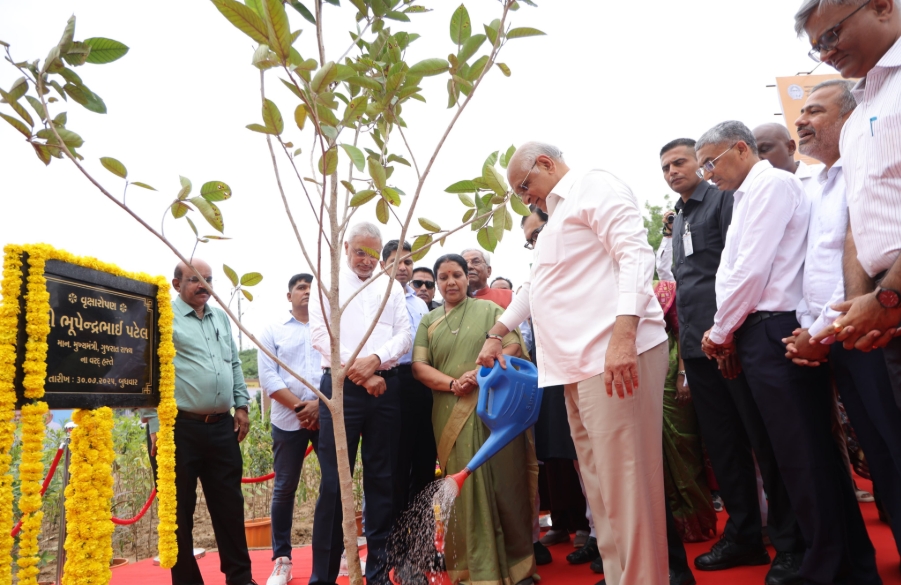 અમદાવાદમાં મુખ્યમંત્રીએ વૃક્ષારોપણ કર્યું