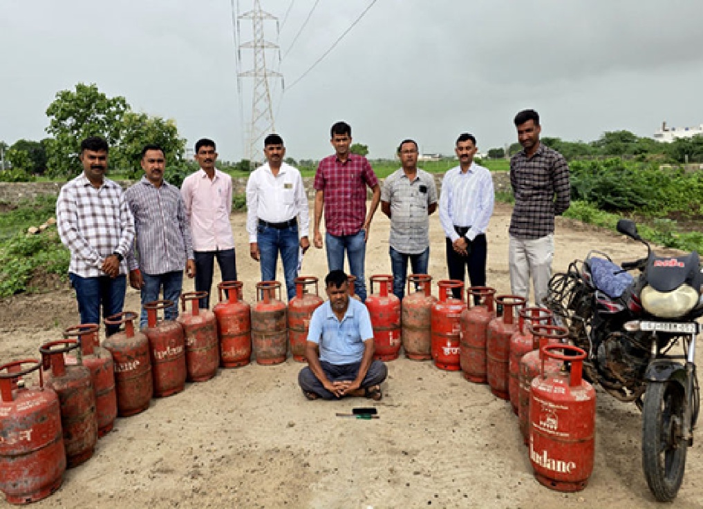 ગુજરાતમાં સસ્પેન્ડ કરાયેલા આચાર્ય બન્યા 'સિલિન્ડર ચોર'