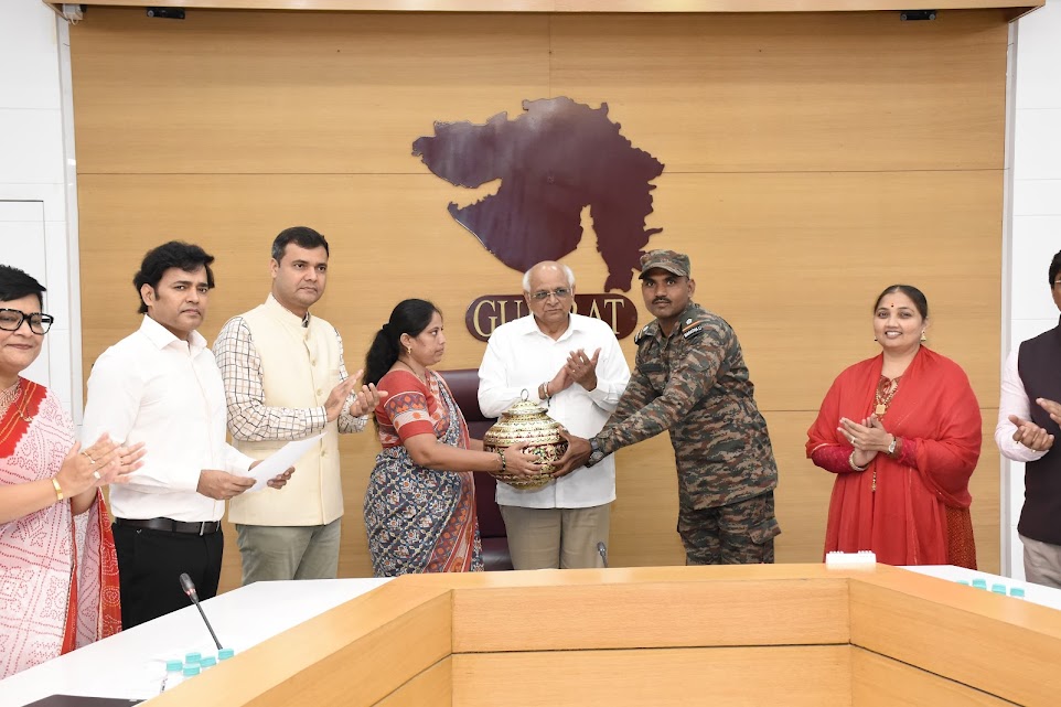 એક રાખી દેશ કે જવાનો કે નામ