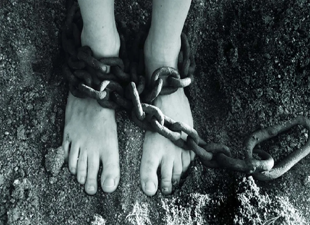 સાંકળોમાં બાંધ્યા, ગુલામોની જેમ રખાયા...!!