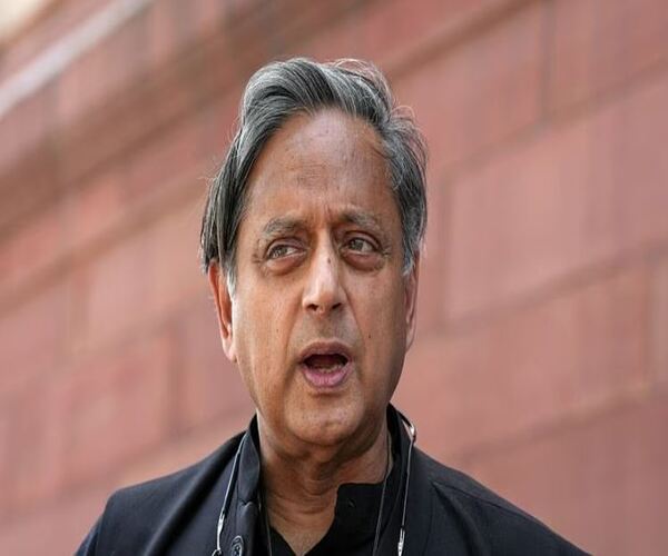 અચાનક રાહુલ ગાંધીના સમર્થનમાં આવ્યા શશિ થરૂર