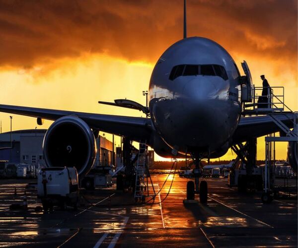 કાર્ગો વિમાનના એન્જિનમાં લાગી આગ