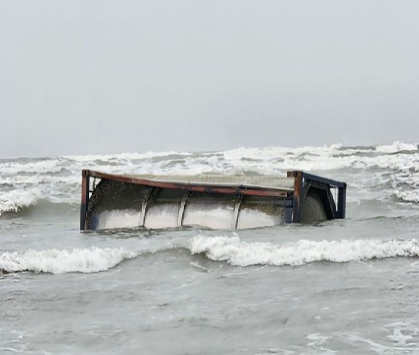દ્વારકાના દરિયા કિનારે રહસ્યમય કન્ટેનર તણાઈ આવ્યું!