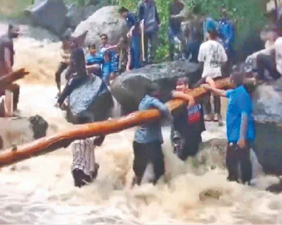 જૂનાગઢના જટાશંકરમાં ભારે વરસાદના લીધે 500 પ્રવાસીઓ ફસાયા