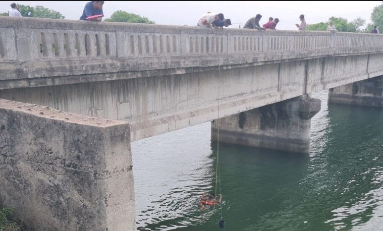 યુવક-યુવતીને બચાવવા પોલીસ બની દેવદૂત