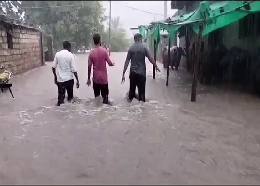 રાજકોટ જિલ્લાના ધોરાજી અને ઉપલેટા પંથકમાં મોડી રાત્રે ધોધમાર વરસાદ