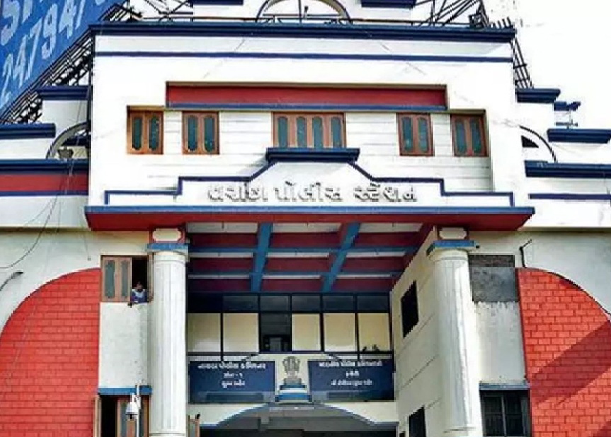 સુરતના વરાછા પોલીસ મથકે પતિનો ઝેર પી આપઘાત!