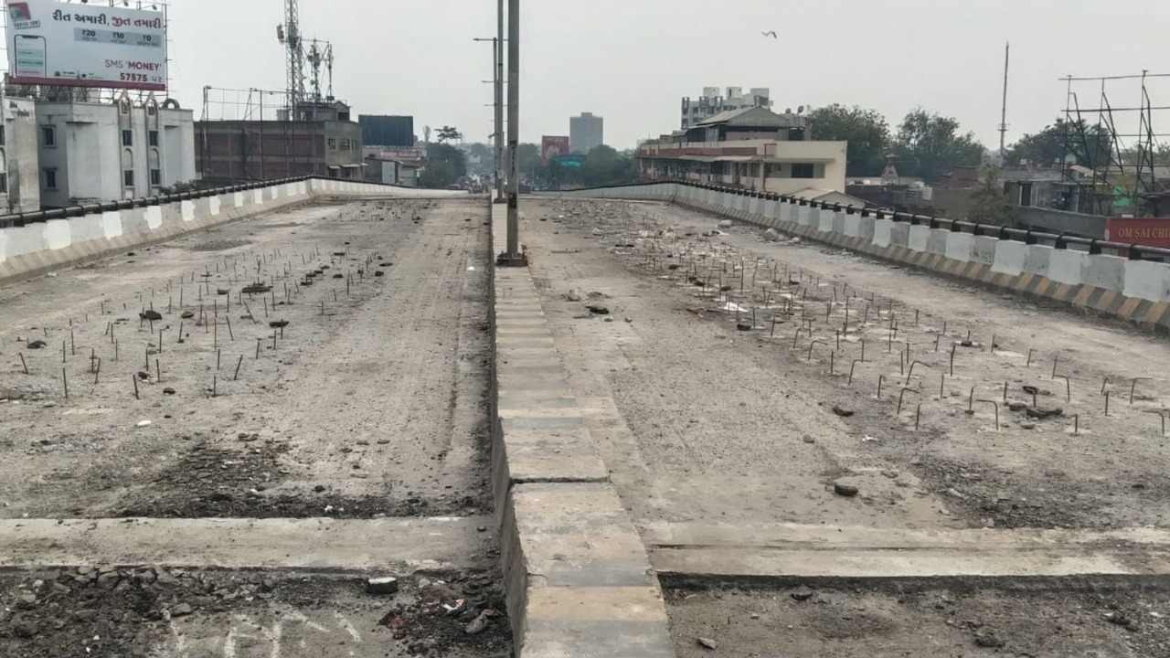 વિવાદાસ્પદ હાટકેશ્વર બ્રિજને તોડી પાડવાની કામગીરી શરૂ