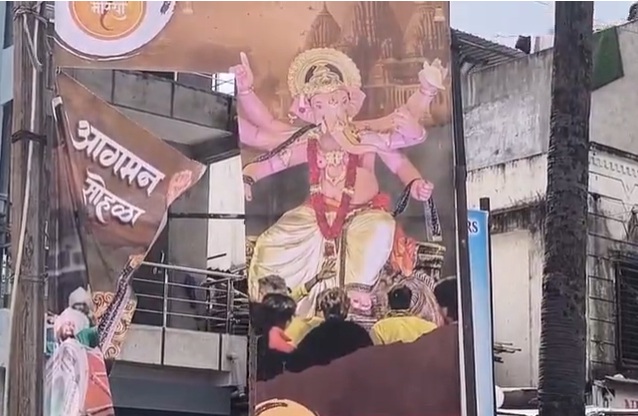 સુરત શહેરના વેસુમાં અસામાજિક તત્વો દ્વારા ગણપતિ બાપાના બેનરોની તોડફોડ