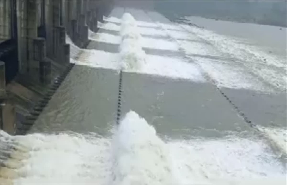 ભારે વરસાદને પગલે સંત સરોવર ડેમના ખોલવામાં આવ્યા 5 દરવાજા