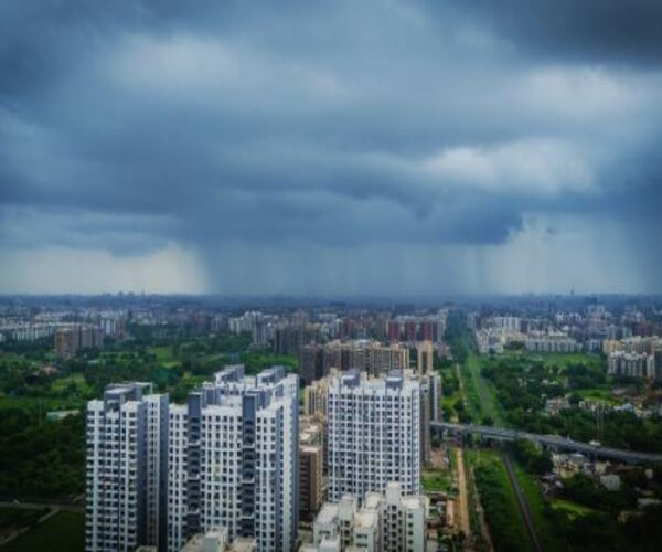 ઉપર આહ્લાદક વાતાવરણ, નીચે શહેર જળતરબોળ