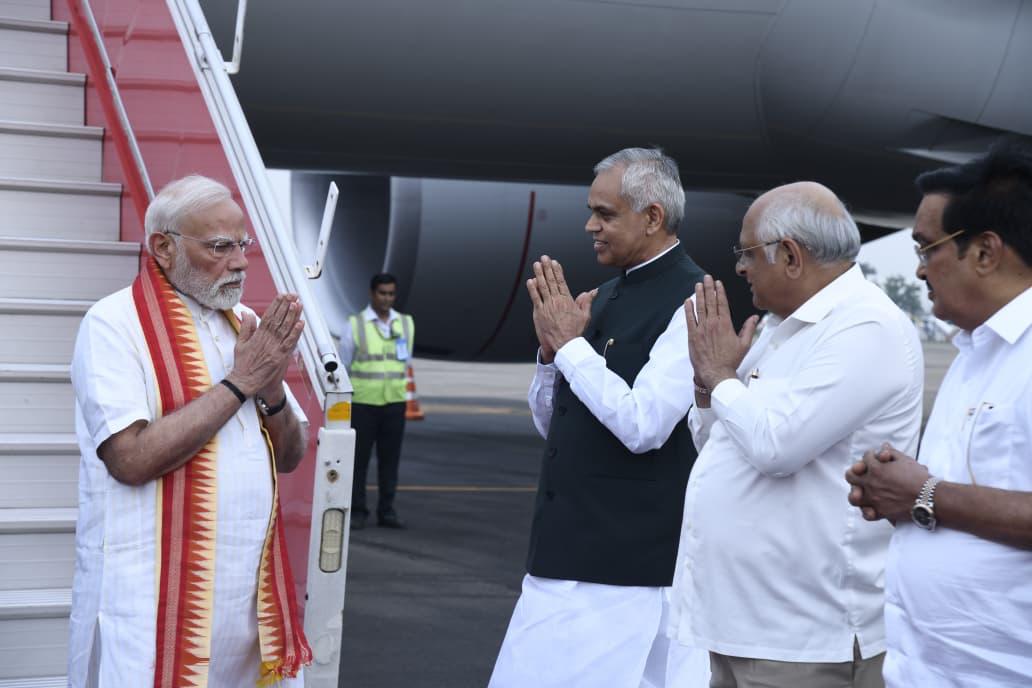 વડાપ્રધાન નરેન્દ્રભાઈ મોદીનું એરપોર્ટ પર કર્યું ઉષ્માસભર સ્વાગત
